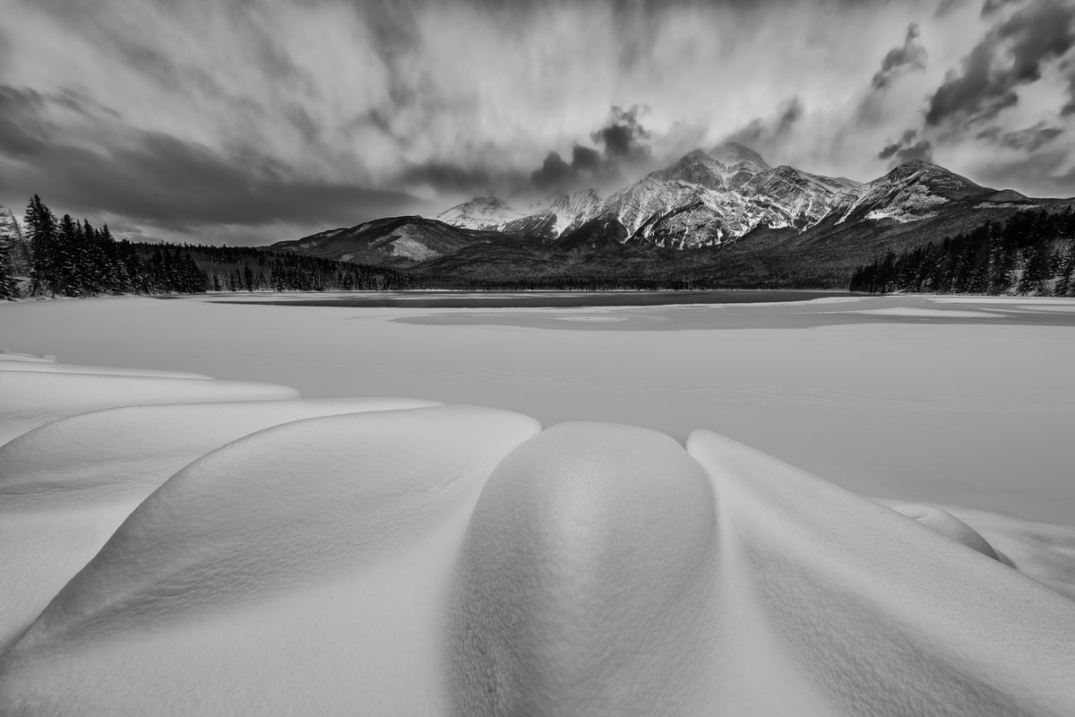 photo-wallpaper-pyramid-lake-in-winter