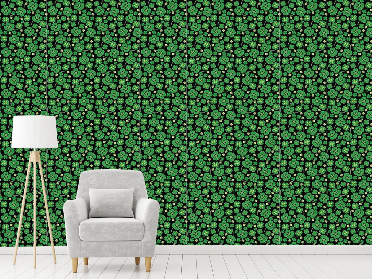 patterned-wallpaper-lucky-clover-on-black